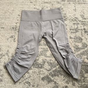 Lulu lemon size 6 cropped grey leggings